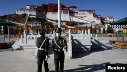 资料照片：中国士兵在拉萨布达拉宫前举行换岗仪式。（2020年10月15日）