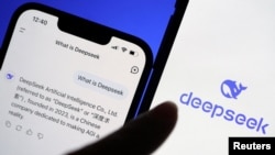 資料圖片： DeepSeek的標誌與其人工智能助理應用程式一起顯示在手機上。 (2025年1月28日)