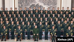 中共總書記、中共中央軍委主席習近平2024年12月12日與駐澳門特別行政區的中國人民解放軍（解放軍）軍人代表合影。