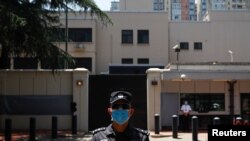 一名中國警察在前美國駐成都總領館大門外執勤。（2020年7月27日）