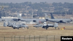 2015年12月11日美国空军A-10雷电二式攻击机（前）在土耳其南部因吉尔利克空军基地