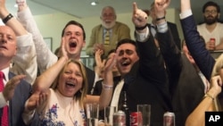 观看公投计票情况的英国脱欧派民众欢庆胜利。