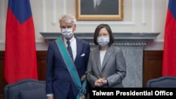 台灣總統蔡英文10月7日在台北頒授法國參議院友台小組主席李察“特種大綬卿雲勳章” （台灣總統府提供)