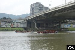 台北市政府于端午节举办国际龙舟锦标赛 （5月31日） (美国之音张佩芝拍摄)
