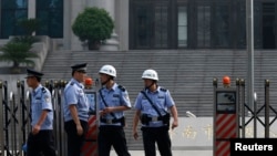 7月25日济南中级法院门前有警察
