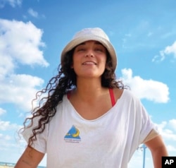 ຮູບພາບທີ່ບໍ່ໄດ້ລະບຸວັນທີນີ້ ໄດ້ຮັບການສະໜອງໃຫ້ໂດຍຄະນະຄອບຄົວຂອງບັນດາໂຕປະກັນ, ຜູ້ທີ່ຖືກກັກຂັງໃນຂົງເຂດກາຊາໂດຍກຸ່ມຫົວຮຸນແຮງ ຮາມາສ.