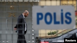 安全人員2018年10月20日在沙特駐土耳其伊斯坦布爾領事館前執勤（路透社）