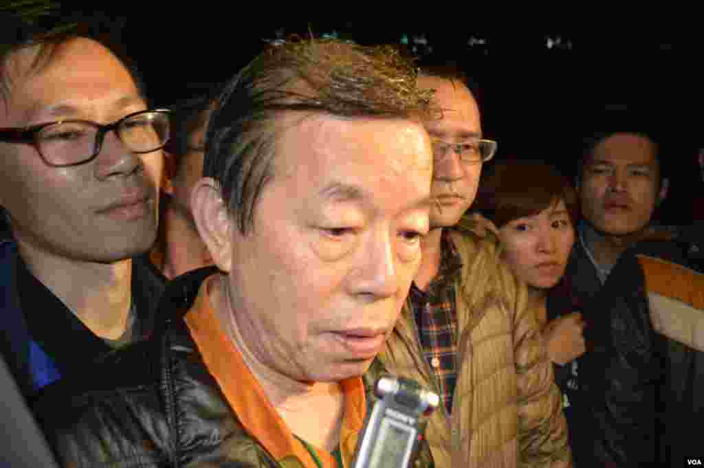 前行政院長謝長廷3月24日凌晨來到行政院