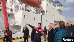 庫克群島總理馬克·布朗(Mark Brown)在中國青島參觀國家深海中心。2025年2月12日