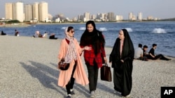 2019年7月6德黑蘭波斯灣烈士湖岸邊行走的伊朗婦女。