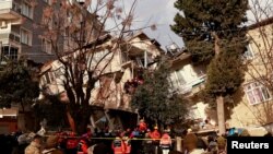 土耳其救援人員在哈塔伊省發生最新的地震後搜救生還者。 （2023年2月21日）