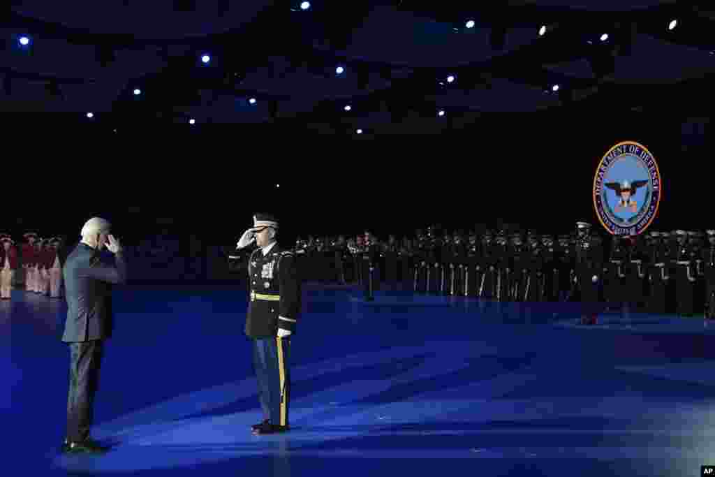 16 января 2025 года. Байден отдает честь на прощальной церемонии в качестве главнокомандующего на военной базе в Арлингтоне. Помимо поддержки Украины и Израиля, американские военные за эти четыре года также вели борьбу с боевиками &laquo;Исламского государства&raquo;, наносили удары по террористическим группировкам в Сирии, Ираке и Йемене.&nbsp;