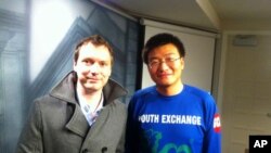 用鏡頭紀錄中國環境危機的英國攝影師韶華和中國民間環境組織綠駝鈴創辦人趙中