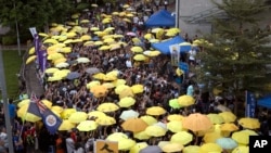 香港2017年9月民主派抗议者打起黄伞纪念占中运动三周年