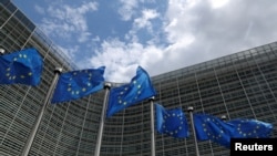 资料照片：2020年6月5日，欧盟旗帜在比利时布鲁塞尔欧盟委员会总部外飘扬。（路透社照片）