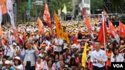 宋楚瑜和徐欣莹同台造势吸引大批民众前来支持（美国之音李逸华拍摄）