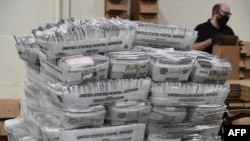 加州洛杉磯一個郵寄選票處理中心內等待處理的大量郵寄選票。 （2020年10月28日）