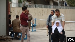 库尔德自治区首府埃尔比勒选民踊跃投票，很多老人和病人都在家人的陪同下前往投票站 (2017年9月25日)