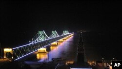 鴨綠江中國一側燈火通明﹐對岸一團漆黑