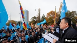 上千名来自世界各地的维吾尔人在日内瓦举行游行集会抗议中国当局在新疆的政策 （2018年11月6日）