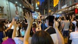 參與中環流水式遊行人士高舉反送中運動”五大訴求、缺一不可”的手勢 （攝影：美國之音湯惠芸）