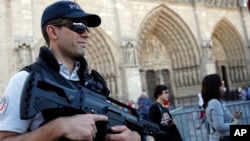 持槍的警員9月9日在巴黎聖母院。