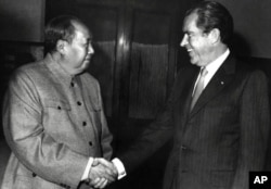 历史照片：美国总统尼克松和毛泽东在北京握手。(1972年2月21日)