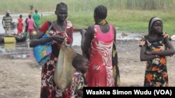 聯合國的食物空投後婦女往人道組織領糧食。(3月21日資料照)