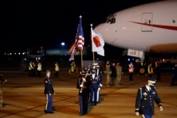 美军仪仗队列队欢迎日本首相菅义伟抵达马里兰州安德鲁斯空军基地。（2021年4月15日）