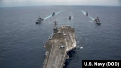 美国尼米兹级航母“卡尔文森”号行驶在菲律宾海（2017年4月28日）