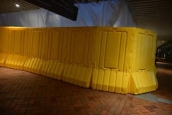 2021年12月22日夜间，港大校园内原先放置国殇之柱的位置以塑料板围封。（（Galileo Cheng/HK Frontline Media ）