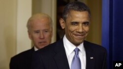 準備發表財政懸崖可獲避免聲明的美國總統奧巴馬面露微笑