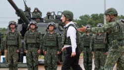 资料照片：台湾总统赖清德在新竹检阅美国制造的M1A2T艾布拉姆斯主战坦克实弹射击训练。(2025年7月10日)