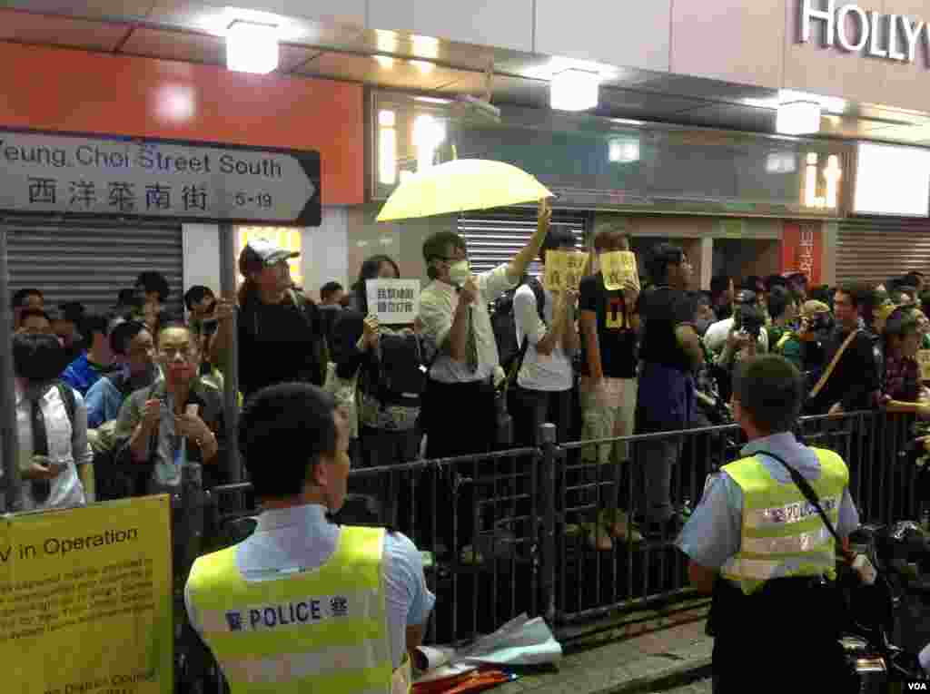 上千港人连续第四晚在旺角聚集争真普选(美国之音海彦拍摄)