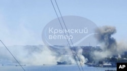 用戶生成內容(UGC)視頻截圖顯示，位於克里米亞半島塞瓦斯托波爾的俄羅斯黑海艦隊總部冒出濃煙。(2023年9月23日，美聯社轉自克里米亞電報平台)