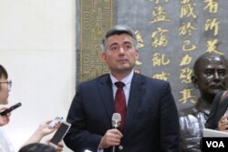 美國國會參議院外交關係委員會亞太小組委員會主席科里·加德納2018年5月26日在台灣外交部接受媒體採訪。（美國之音記者楊明）