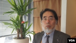 日本时事通信社编辑局解说委员铃木美胜认为，安倍这次改组党领导层和内阁，是着眼国内政治因素(美国之音歌篮拍摄)