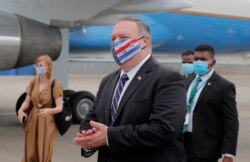 美国国务卿蓬佩奥在科伦坡机场走去搭乘一架飞机前往马尔代夫。（2020年10月28日）