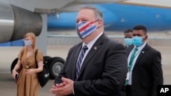 美国国务卿蓬佩奥在科伦坡机场搭乘飞机，前往马尔代夫。（2020年10月28日）