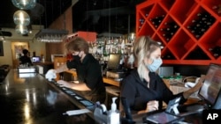 美國德州達拉斯市一家餐館的員工在清潔吧台（2020年6月26日）