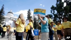 活动人士在加州首府萨克拉门托议会外举行集会，支持医生协助临终病患死亡（2015年9月24日)