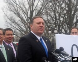 庞皮欧议员在记者会上讲话