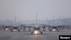 台湾空军12架F-16V战机在嘉义举行新年年度演习时在跑道上集结。（2022年1月5日）