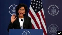 美國商務部長吉娜·雷蒙多在上海波音航空改造維修工程公司內舉辦的記者會上講話（2023年8月30日）