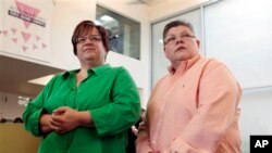 密歇根州的德波爾（左）和盧維思在記者會上聆聽聯邦法院就同性婚姻禁令的消息