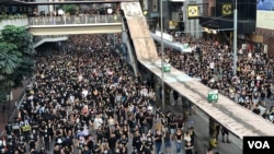 香港民主派組織民間人權陣線發起大遊行，要求港府正式撤回《逃犯條例》，以及設立獨立委員會調查警民衝突。 (2019年7月21日)