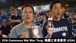 參加者高舉六四電子燭光 （攝影：美國之音湯惠芸）