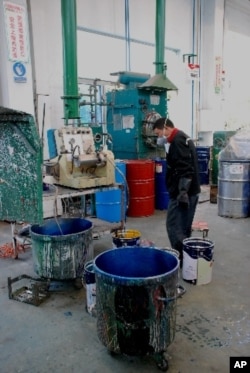 工人在油漆廠房工作情形