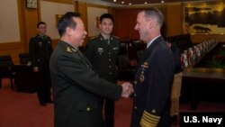 美國海軍作戰部長理查森上將2019年1月15日與中國軍委聯合參謀部參謀長李作成在八一大樓握手（美國海軍圖片）。