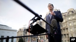 美國財政部長努欽在白宮外對媒體講話。（2019年1月15日）